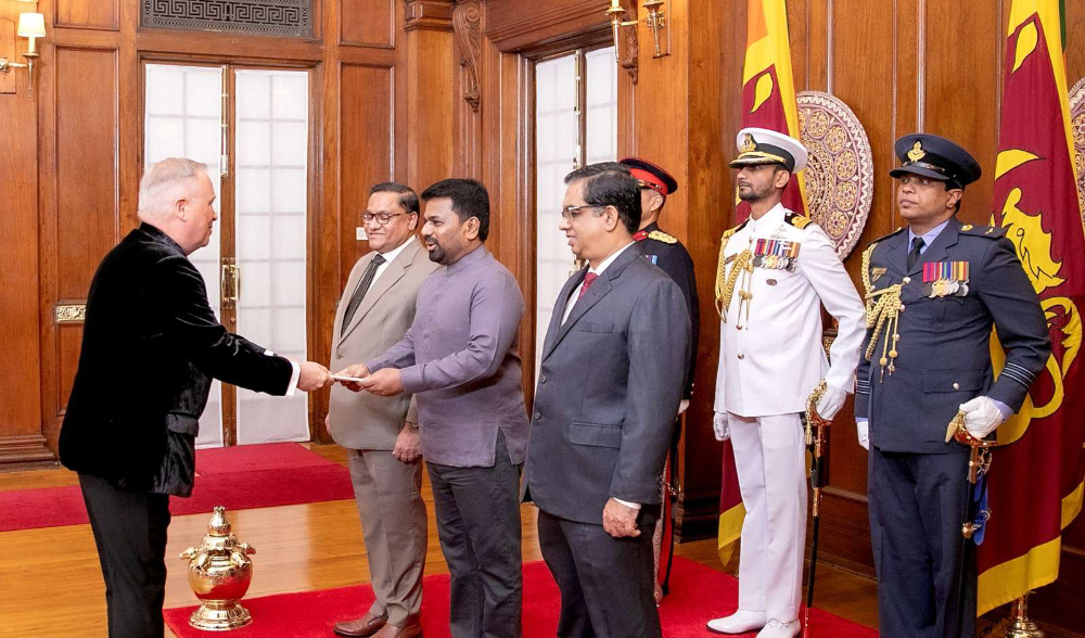 නව තානාපතිවරු තිදෙනෙක් සහ මහ කොමසාරිස්වරු දෙදෙනෙක් ජනපතිට අක්තපත්ර භාරදෙයි. - 13.11.2025