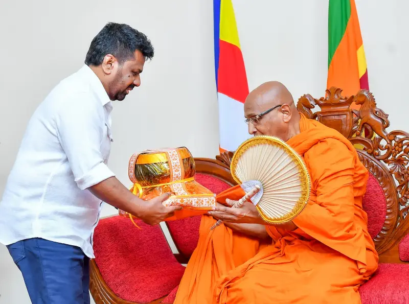 ජනපති අමරපුර මහා නිකායේ මහා නායක හිමිපාණන් වහන්සේ බැහැදැක ආශිර්වාද ලබා ගනී. - 19.04.2026