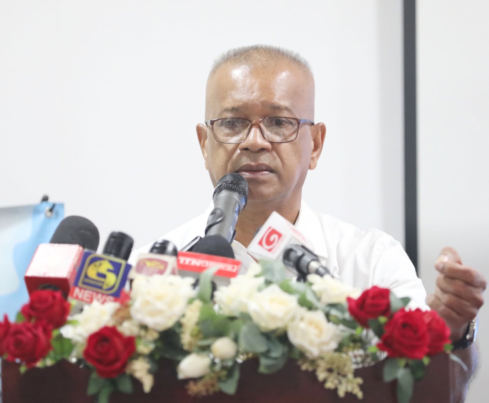 "පරණ රාජ්ය සේවයට යට වෙන්න එපා" - නව පත්වීම්ලාභීන්ට ලාල් කාන්තගෙන් උපදෙස්. - 14.06.2026